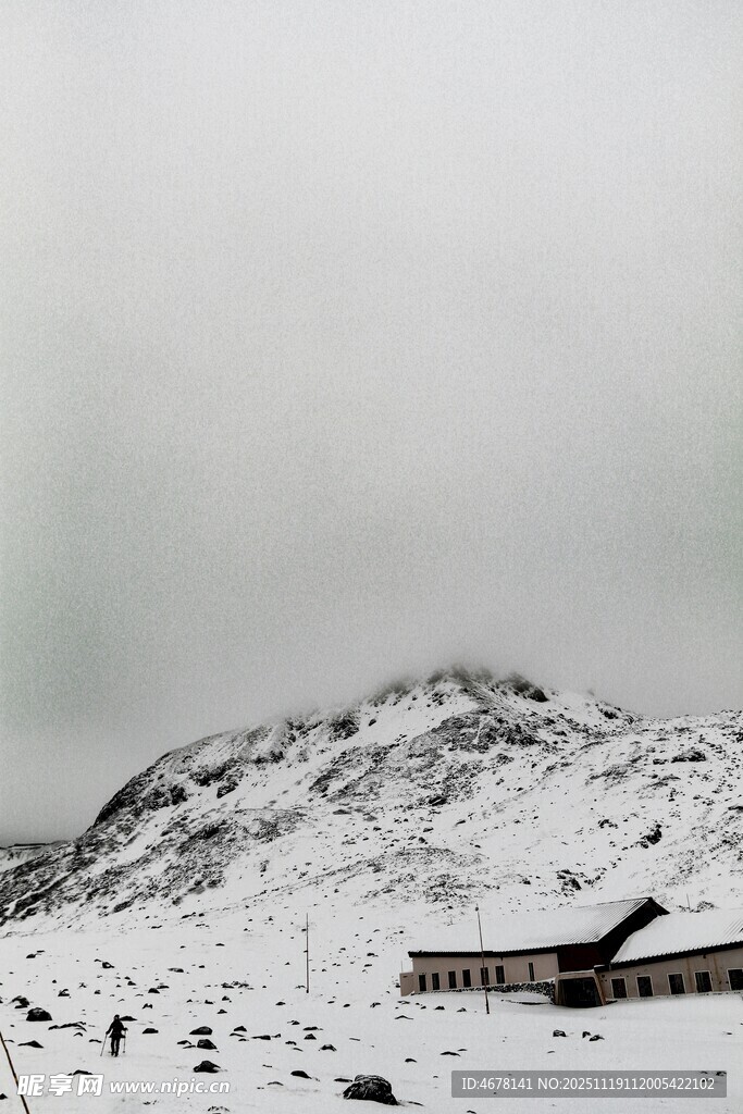雪山下的小屋