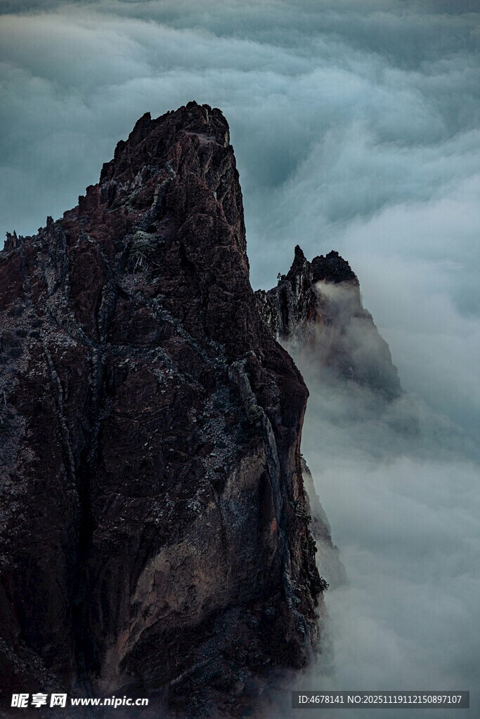 云雾缭绕中的巍峨山峰