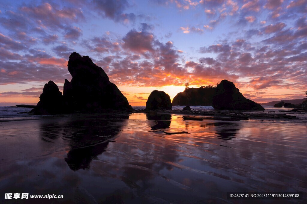 海边日落时的奇特礁石景观
