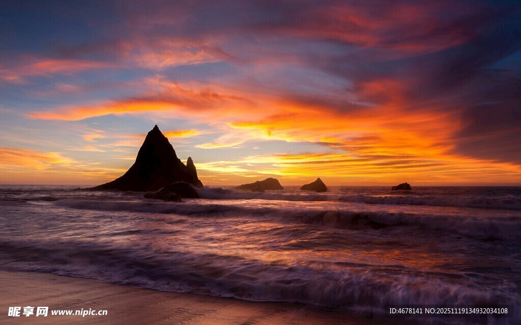 海边壮丽日落与独特山峰