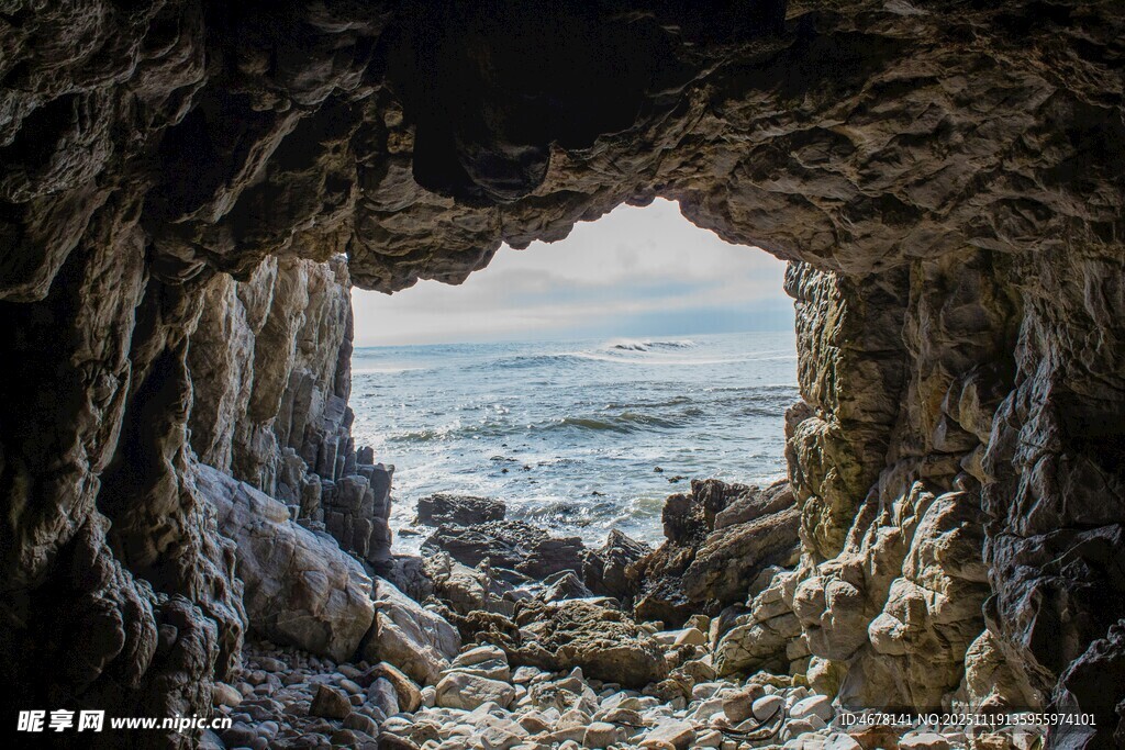 洞穴外的海景奇观