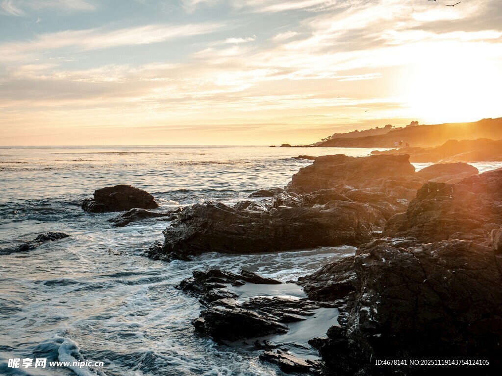海边日落时的礁石美景