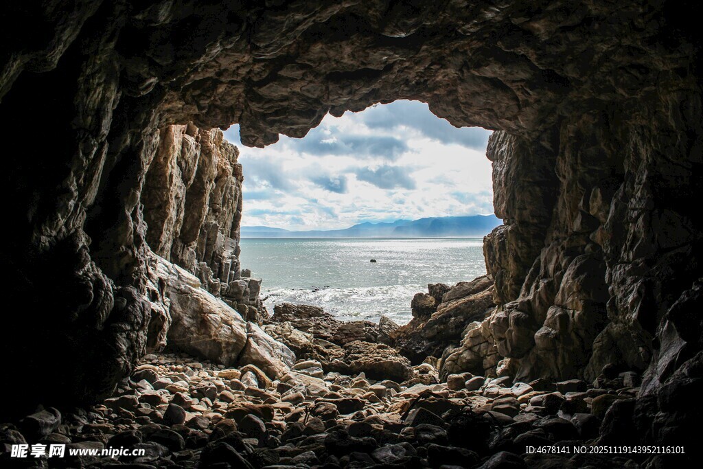 洞穴外的海景风光