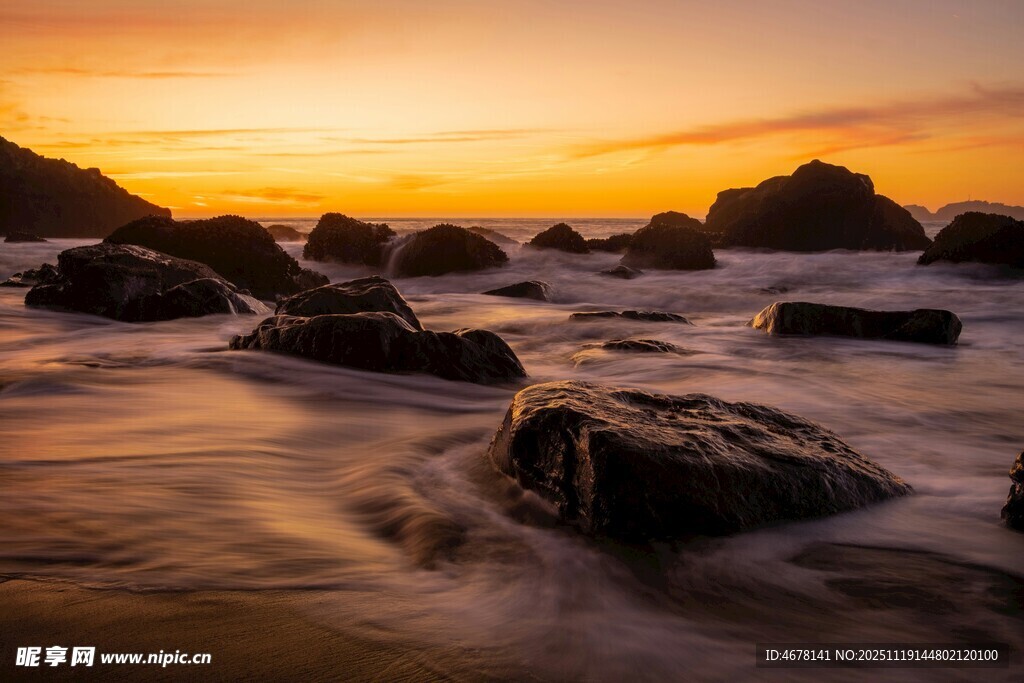 夕阳下的海边礁石美景
