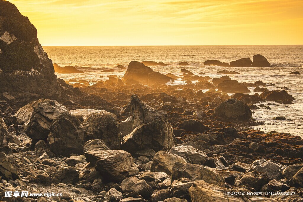 夕阳下的海边礁石美景