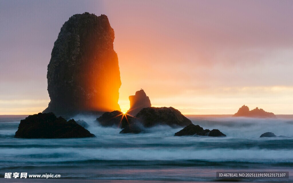 日落时分的海边岩石景观