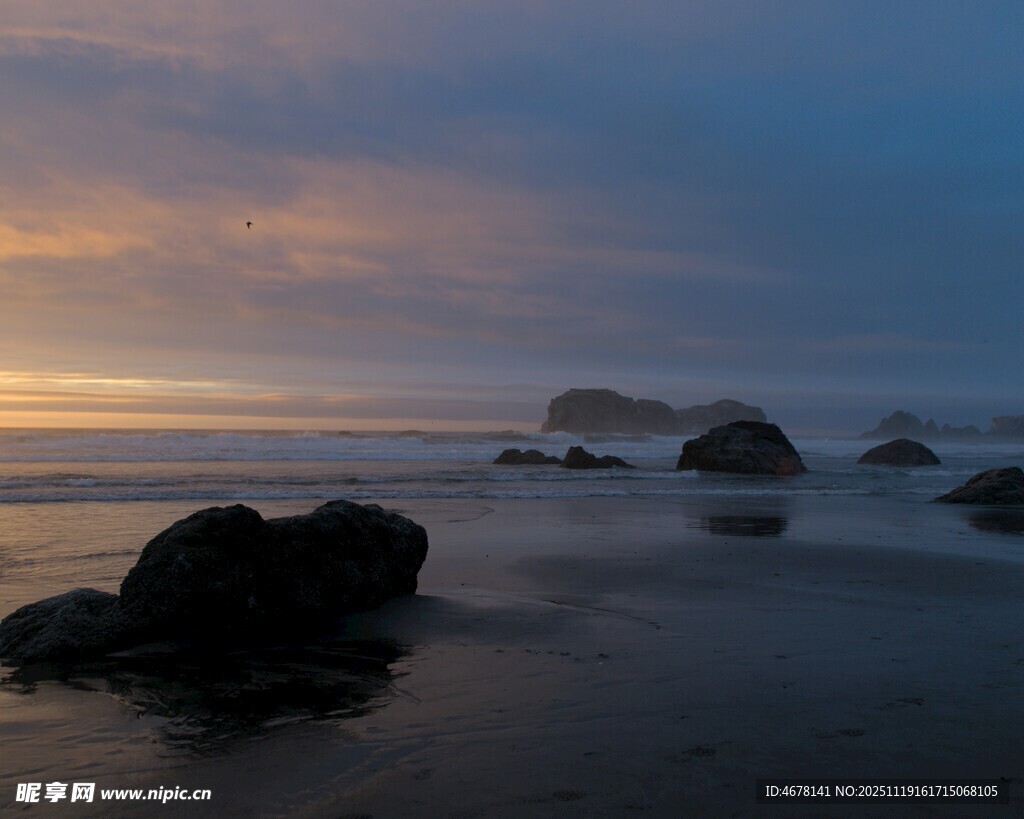 海边日落时的礁石美景