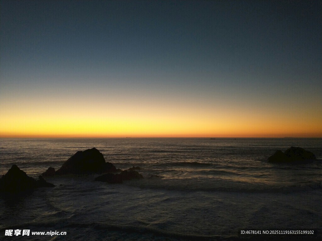 海边日落时分的壮丽景观