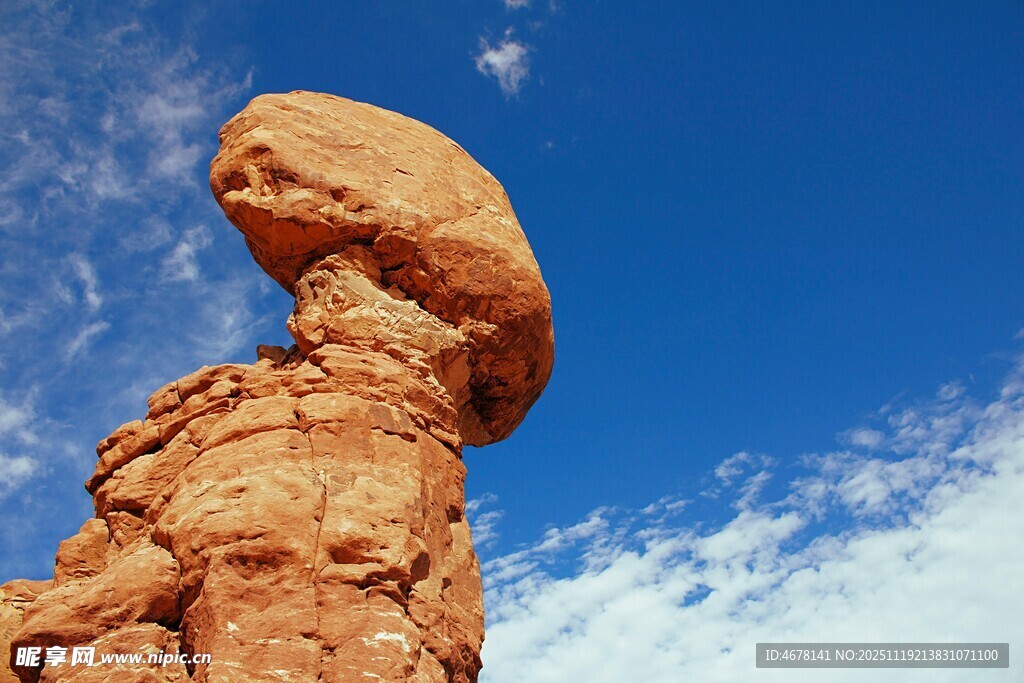 奇特平衡岩蓝天相伴