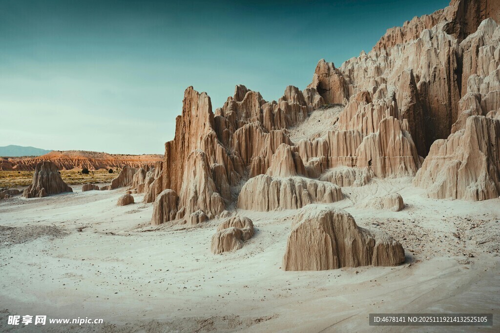 荒凉沙漠中的奇特岩石景观