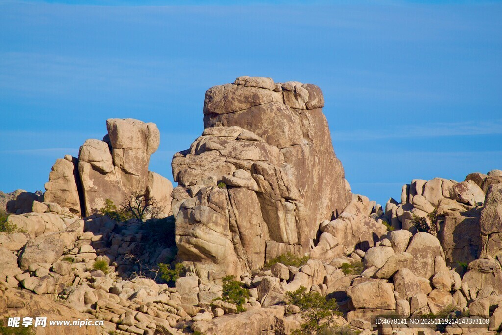 嶙峋怪石蓝天映衬奇观