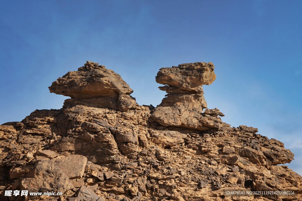 奇特造型的沙漠岩石