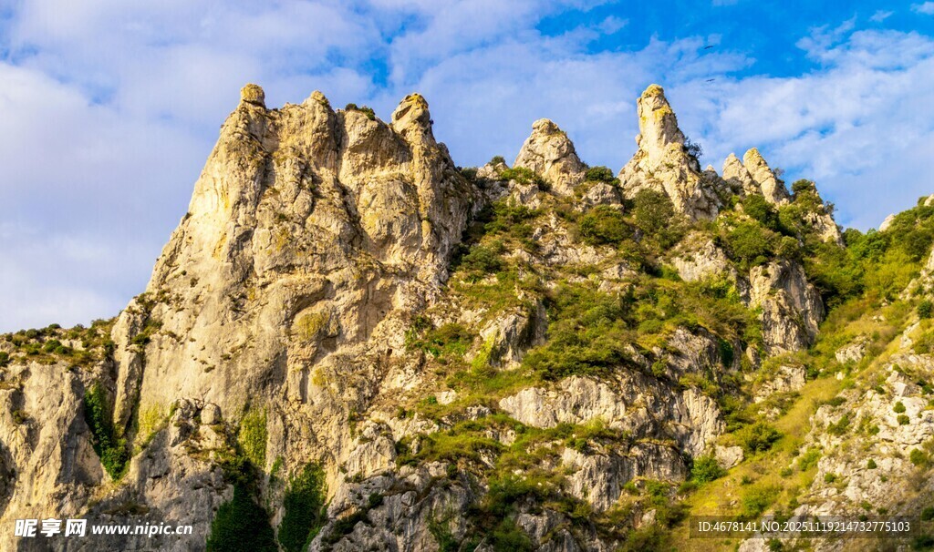 奇峰耸立的壮丽山景
