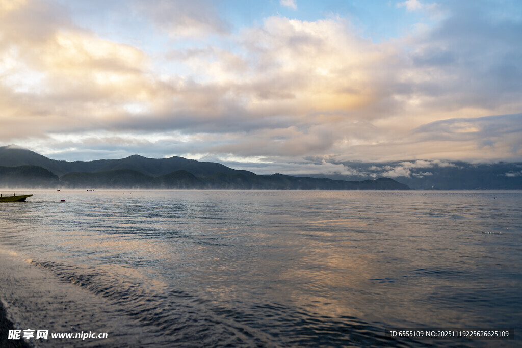 湖畔黄昏美景
