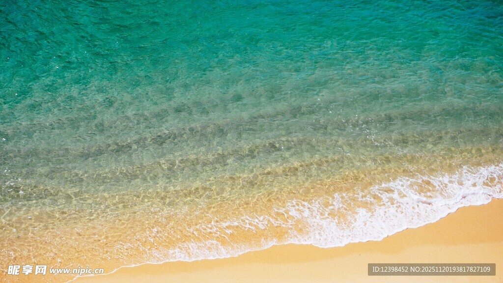 海边碧波轻拍金色沙滩