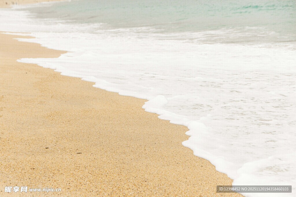 金色沙滩与海浪轻拍