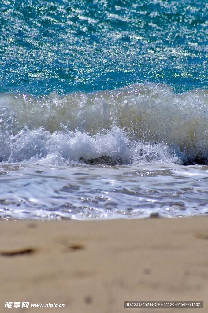 海边沙滩上的翻涌浪花