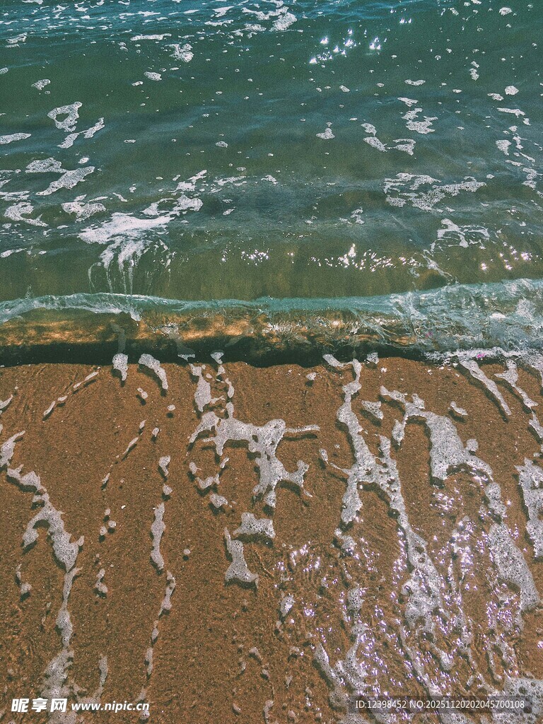 海浪轻拍沙滩的美丽瞬间