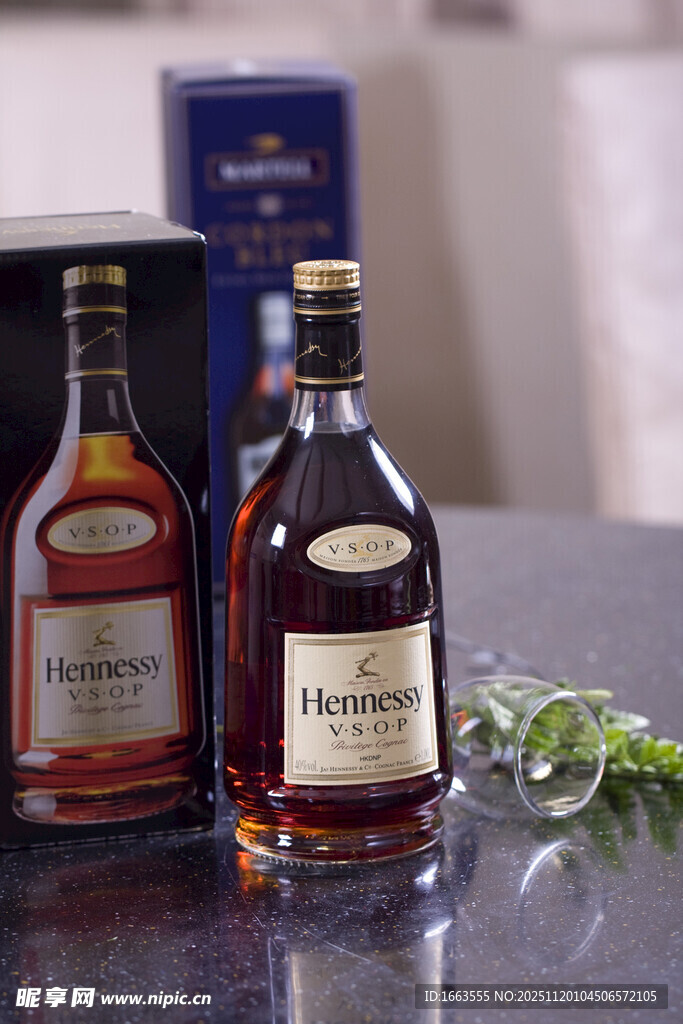 精致摆放的两瓶特色洋酒