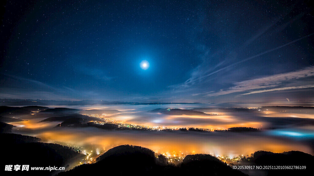 夜空下的山峦与闪烁明月