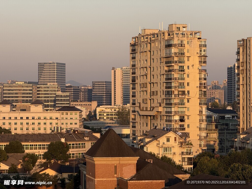 城市黄昏中的高楼景观