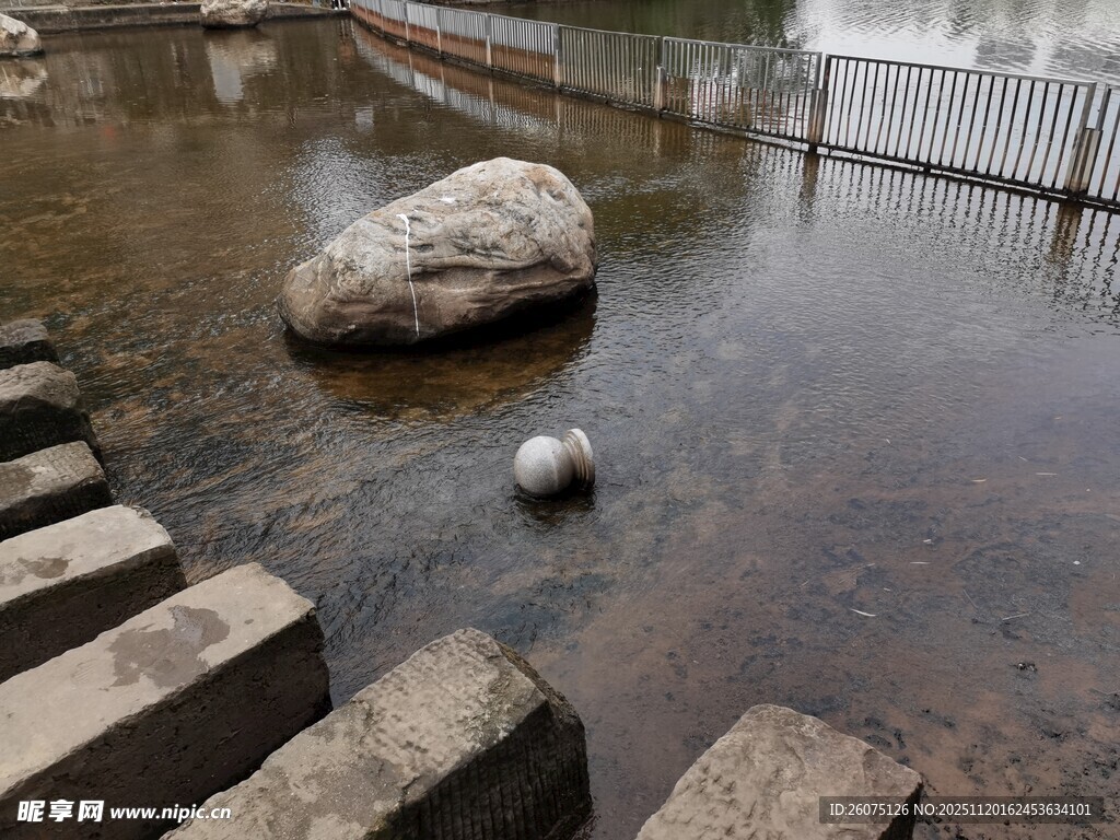 水边石块与圆球景观