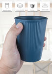 手持蓝色波纹质感杯子