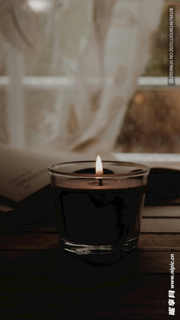 点燃的玻璃烛台蜡烛