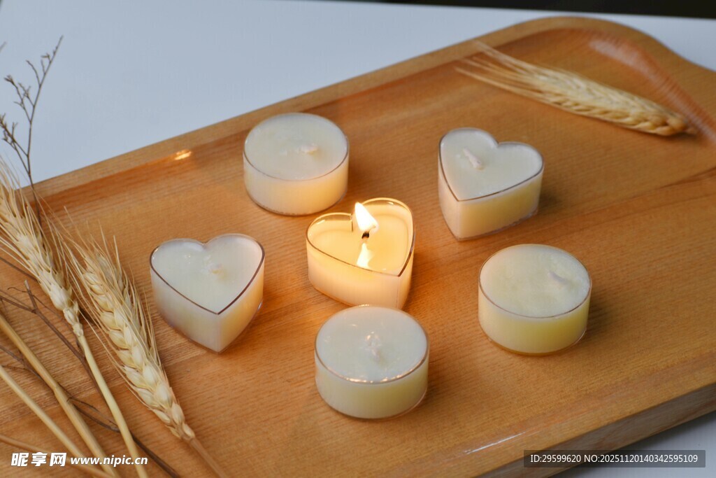 心形蜡烛与麦穗的温馨组合