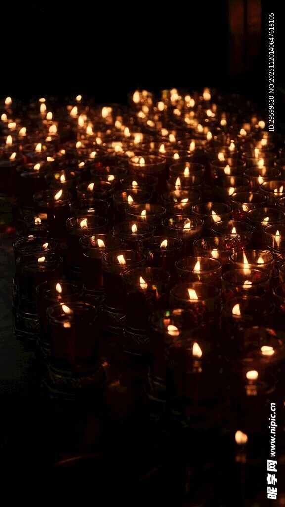 烛光点点营造温馨氛围