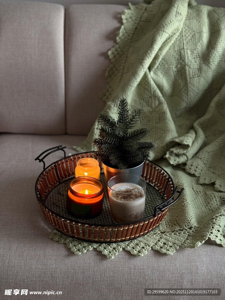 沙发旁的温馨烛火小景