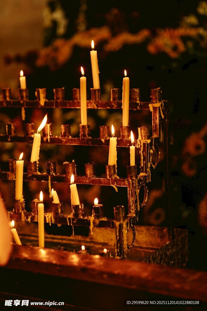 烛光下的精致建筑模型