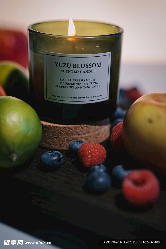 果香蜡烛与鲜果的温馨组合