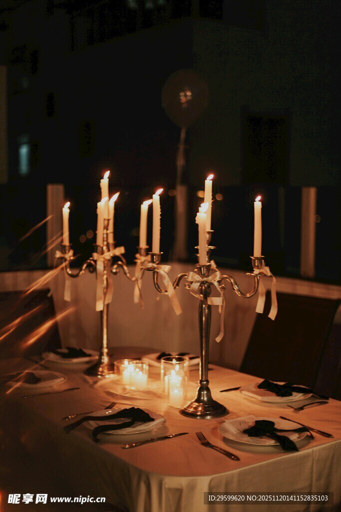 烛光摇曳的浪漫餐桌布置