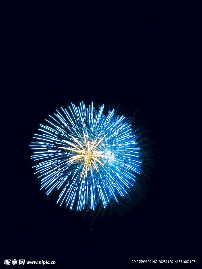 夜空中的蓝色绚烂烟花