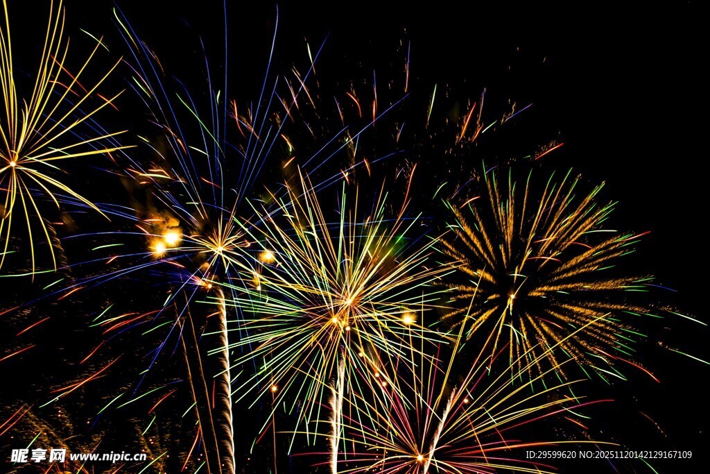 绚丽烟花绽放夜空