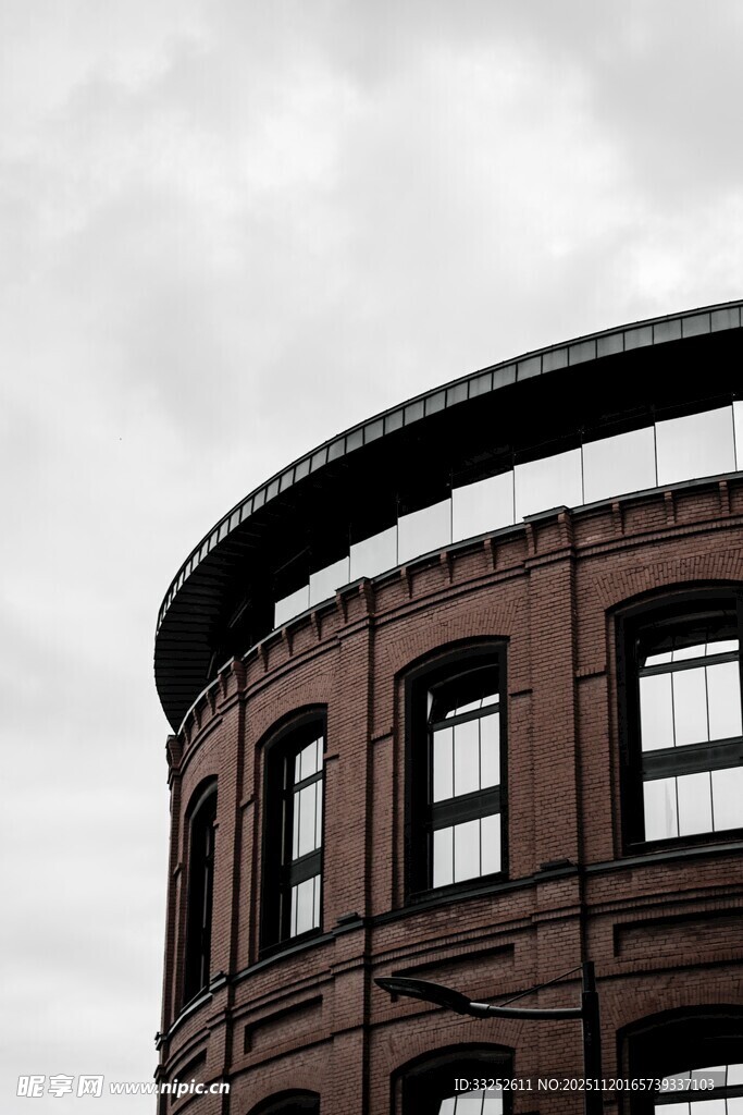 复古圆形红砖建筑外观