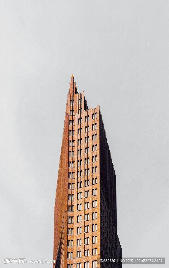 高耸入云的现代摩天大楼