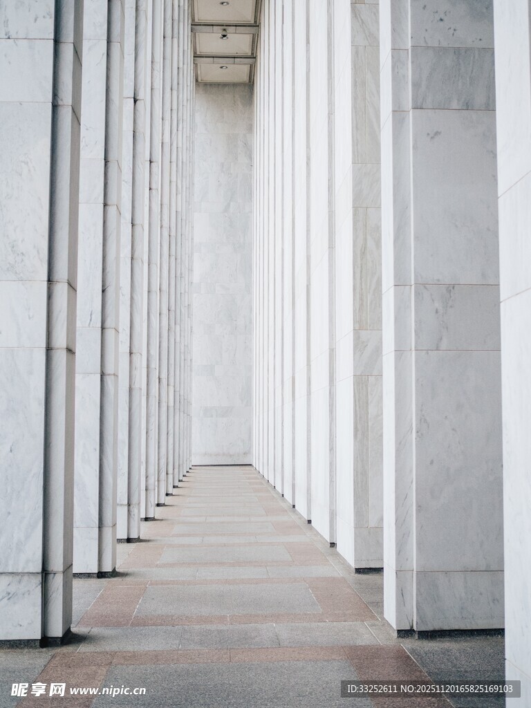 白色柱廊下的静谧通道