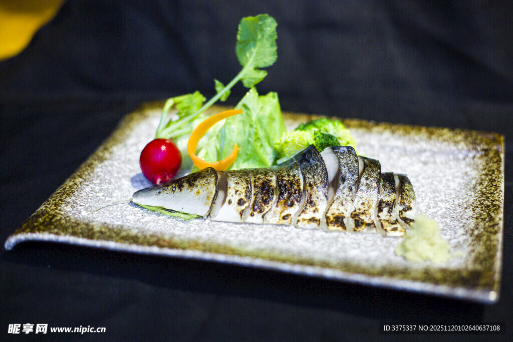 精致摆盘的美味特色鱼料理