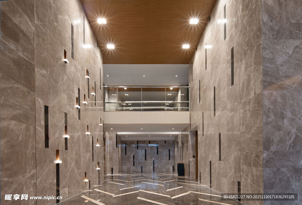 现代大气的多层室内走廊