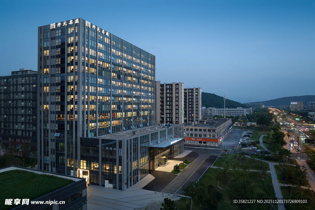 城市夜景中的现代化高楼