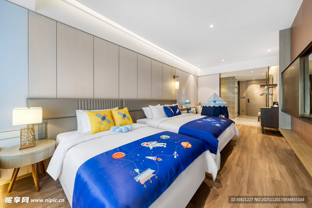 现代风格双床卧室空间