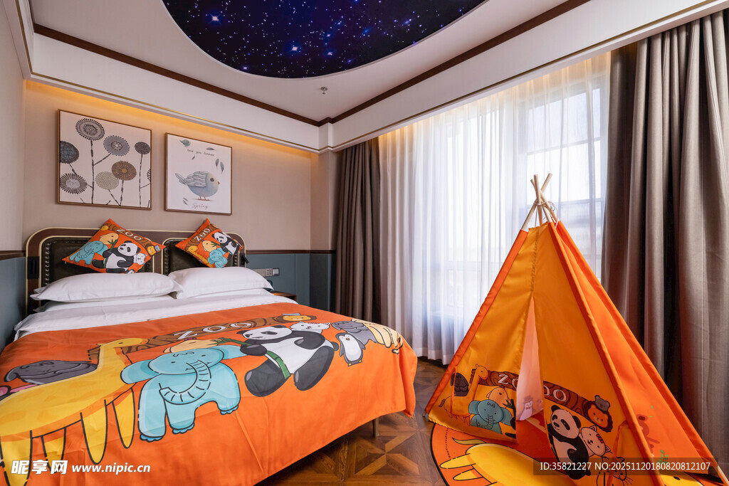 儿童房内的温馨玩乐空间