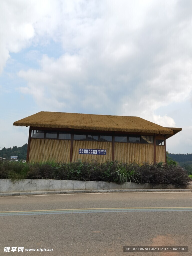 路边的中式风格建筑