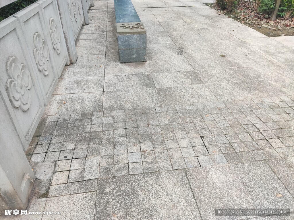 石砌步道与精美护栏