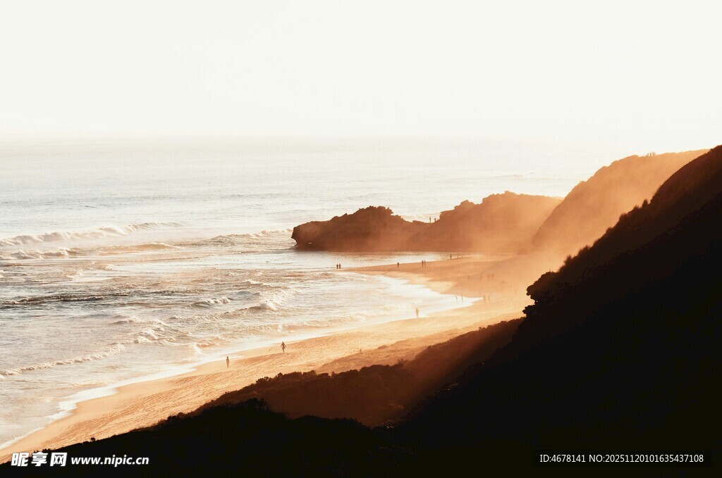 夕阳下的海岸风光