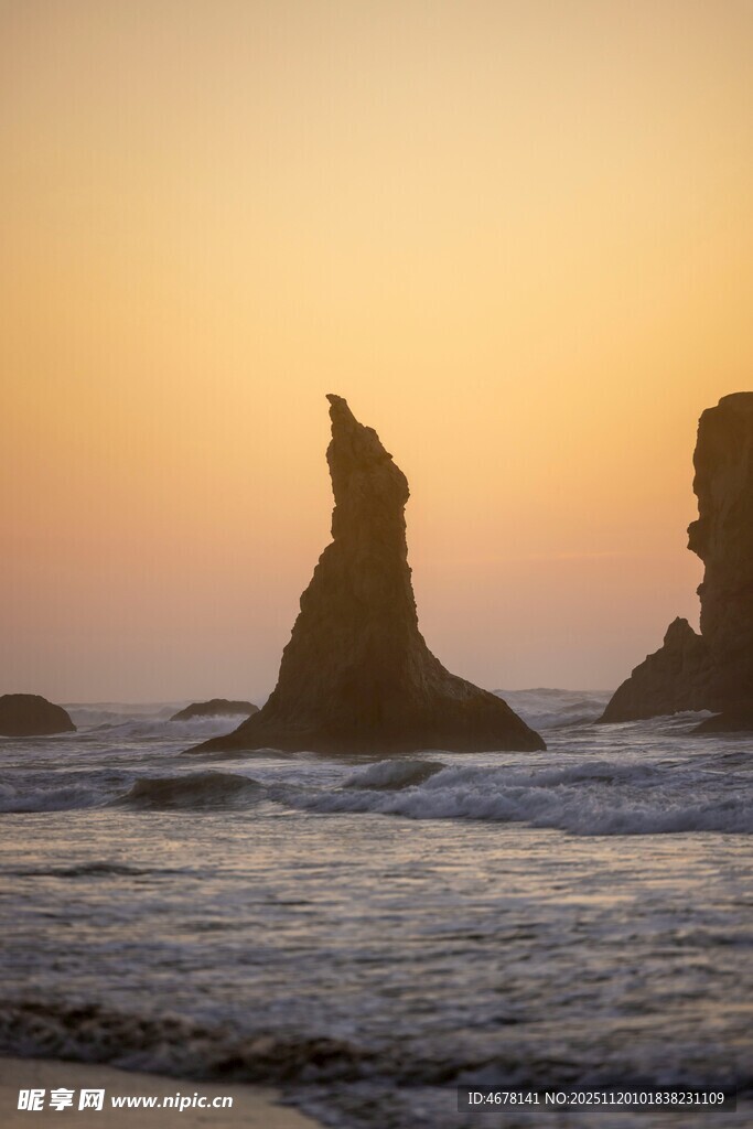 海边日落时的奇特岩石景观