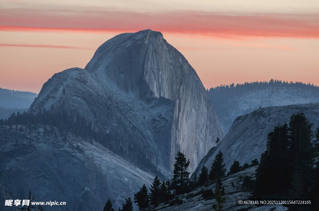 日落时分的壮丽山峰