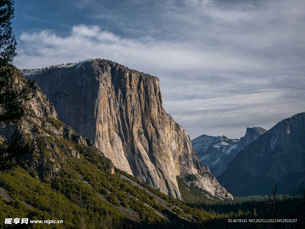 壮丽山景巍峨峭壁